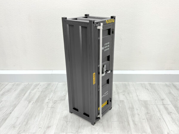 Grauer geschlossener Container Schrank aus Metall auf weißem Holzboden vor weißer Wand