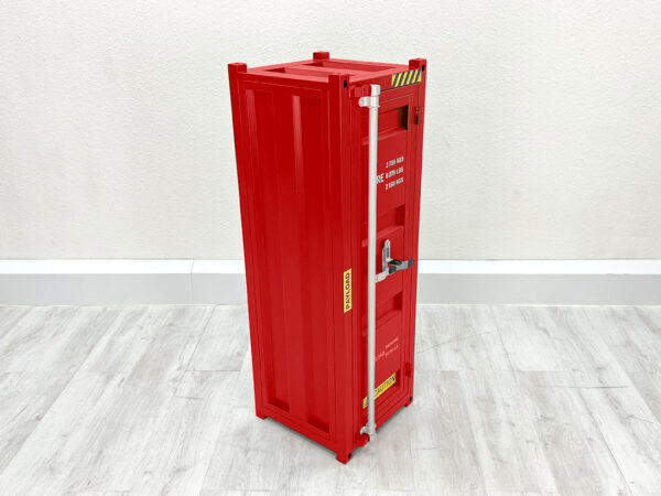 Roter schmaler Container Schrank auf weißem Holzboden vor weißer Wand