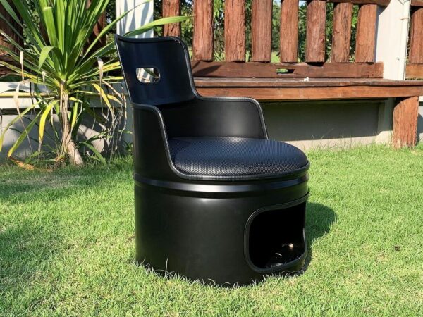 Frieda Black 1' Sessel von Tonnen Tumult, das ideale Upcycling Moebelstueck für deinen Garten.