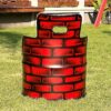Hinteransicht des Upcycling Oelfass Sessels "Frieda" mit Backstein Optik in Rot-Schwarz - Tonnen Tumult