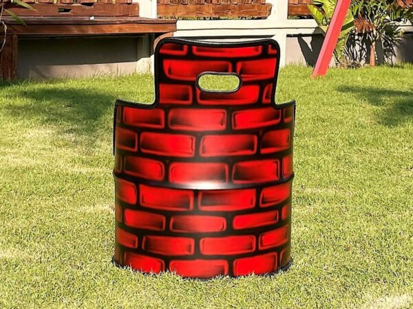 Hinteransicht des Upcycling Oelfass Sessels "Frieda" mit Backstein Optik in Rot-Schwarz - Tonnen Tumult