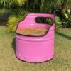 Pinkfarbener Ölfass-Sessel 'Leo' auf Rasen