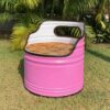 Pink-weißer Ölfass-Sessel 'Leo' auf Rasen