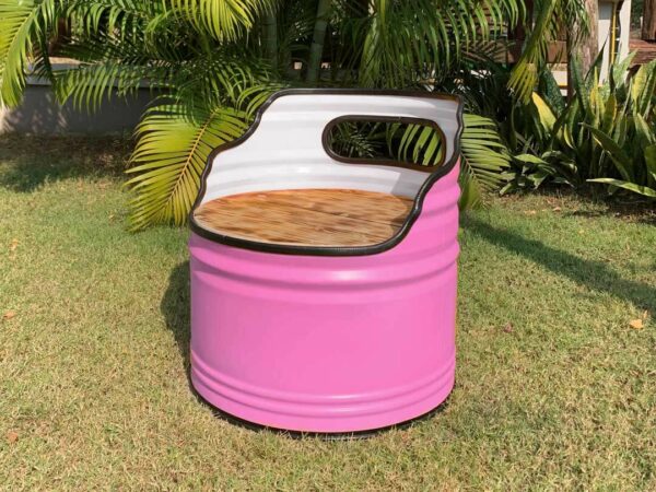 Pink-weißer Ölfass-Sessel 'Leo' auf Rasen