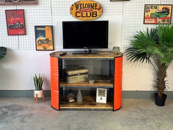 Sideboard 'Ben' in Orange als Upcycling Ölfass Möbel von Tonnen Tumult mit Fernseher im Wohnzimmer