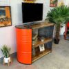 Sideboard 'Ben' in Orange als Upcycling Ölfass Möbel von Tonnen Tumult mit Fernseher im Wohnzimmer - seitlich