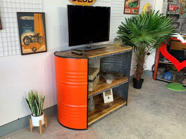 Sideboard 'Ben' in Orange als Upcycling Ölfass Möbel von Tonnen Tumult mit Fernseher im Wohnzimmer - seitlich