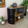 Das schwarze Sideboard Ben von Tonnen Tumult, elegant praesentiert im Wohnzimmer