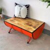 Sitzbank 'Yuna' in Orange aus einem Ölfass mit Kissen im Wohnzimmer – Upcycling Fass Möbel von Tonnen Tumult
