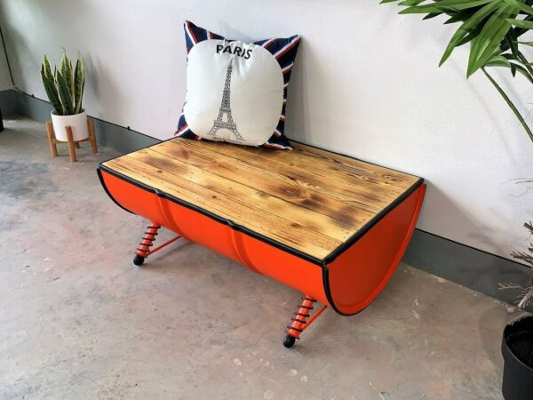 Sitzbank 'Yuna' in Orange aus einem Ölfass mit Kissen im Wohnzimmer – Upcycling Fass Möbel von Tonnen Tumult