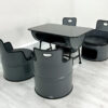 Oelfass Sitzgruppe in Grau mit schwarzen Sitzpolstern, bestehend aus vier Sesseln und einem Tisch mit Granitplatte auf weißem Holzboden.