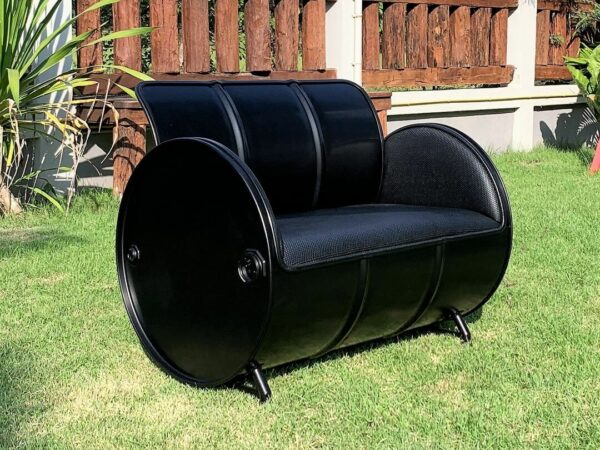 Elegantes Upcycling Sofa "Carla" aus einem Oelfass in Schwarz mit Kunstleder Bezug - Tonnen Tumult