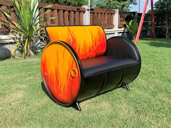 Oelfass Upcycling Sofas "Carla" in Flammen Optik mit Kunstleder Bezug - Tonnen Tumult