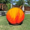 Seitenansicht des kreativen Oelfass Upcycling Sofas "Carla" in beeindruckender Flammen Optik mit hochwertigem Kunstleder Bezug - Tonnen Tumult