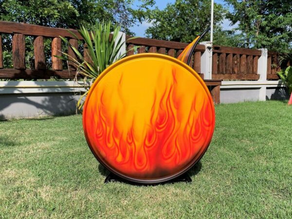 Seitenansicht des kreativen Oelfass Upcycling Sofas "Carla" in beeindruckender Flammen Optik mit hochwertigem Kunstleder Bezug - Tonnen Tumult