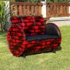 Seitenansicht des eleganten Oelfass Upcycling Sofas "Carla" in einer beeindruckenden Backstein Optik in Schwarz-Rot, veredelt mit hochwertigem Kunstleder Bezug - Tonnen Tumult