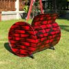 Hinteransicht des stilvollen Oelfass Upcycling Sofas "Carla" in authentischer Backstein Optik in Schwarz-Rot, veredelt mit hochwertigem Kunstleder Bezug - Tonnen Tumult