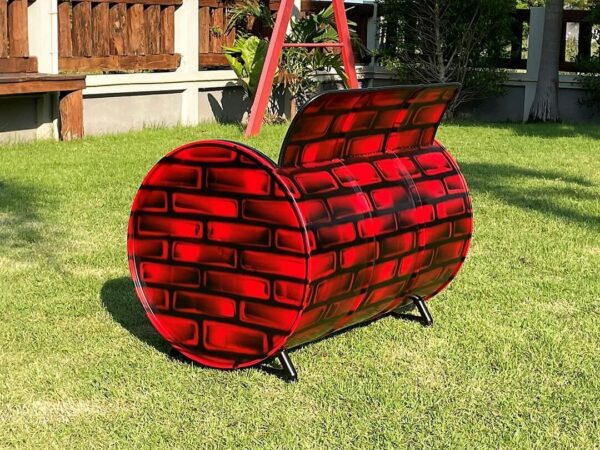 Hinteransicht des stilvollen Oelfass Upcycling Sofas "Carla" in authentischer Backstein Optik in Schwarz-Rot, veredelt mit hochwertigem Kunstleder Bezug - Tonnen Tumult