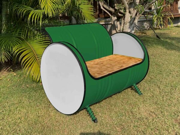 Ölfass Sofa 'evi' in grün-weiß von Tonnen Tumult, perfekt für den Garten