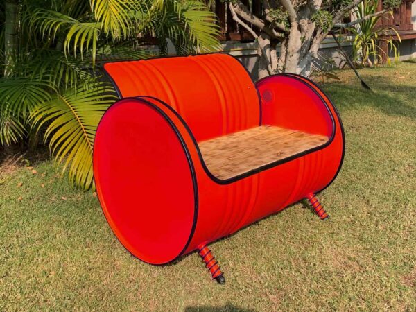 Rotes Ölfass-Möbel Sofa Evi von Tonnen Tumult im Garten