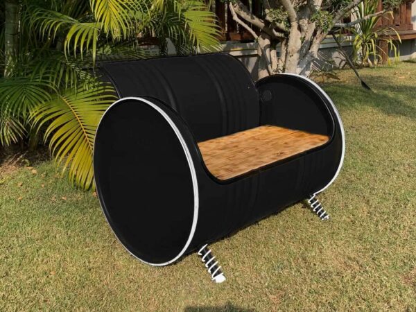 Blick auf das stilvolle Oelfass Upcycling Sofa "Evi" in Schwarz mit weißen Details - Tonnen Tumult