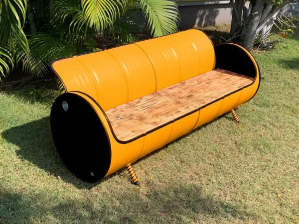 Gemütliches gelb-schwarzes Sofa Joy von Tonnen Tumult, perfekt positioniert in einem modernen Wohnzimmer