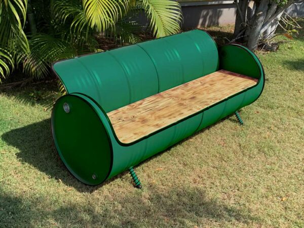 Sofa Joy in Naturgrün, harmonisch umgeben von Pflanzen