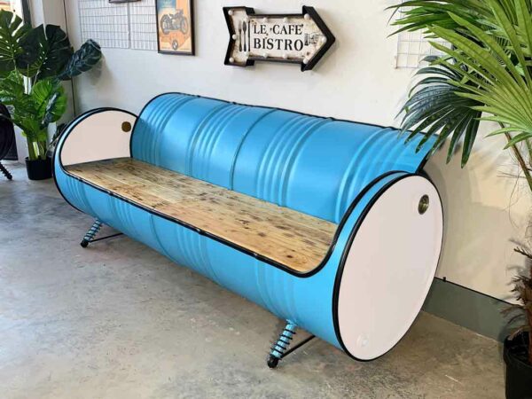 Das Sofa Joy in Hellblau-Weiß von Tonnen Tumult, elegant platziert in einem stilvollen Wohnzimmer