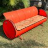 Sofa Joy in leuchtendem Orange, stimmungsvoll präsentiert im Garten