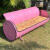Upcycling Ölfass Möbel - Sofa 'Joy' in Rosa von Tonnen Tumult auf einer grünen Wiese