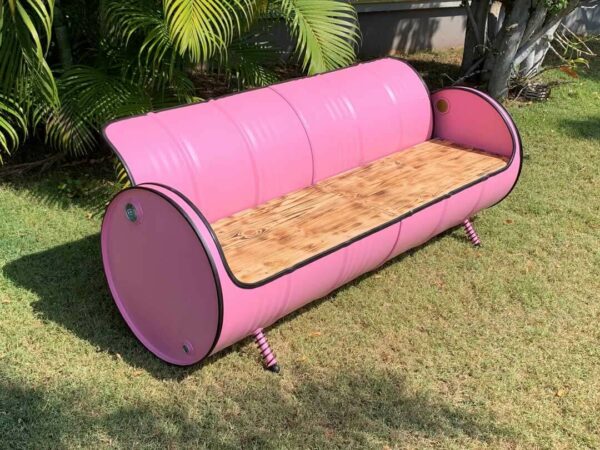 Upcycling Ölfass Möbel - Sofa 'Joy' in Rosa von Tonnen Tumult auf einer grünen Wiese