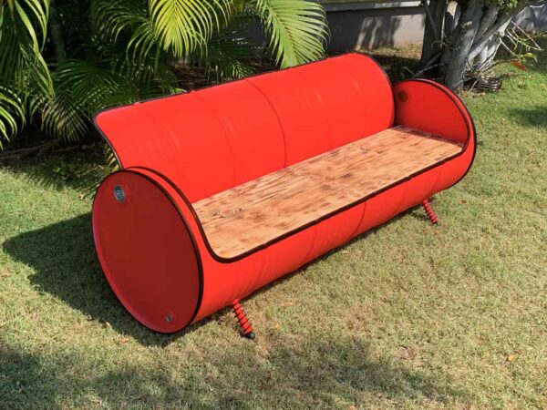 Rot Sofa 'Joy' von Tonnen Tumult, geschickt upcycelt aus einem Oelfass und stilvoll platziert in einem Wohnzimmer.