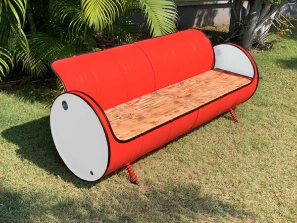 Rot-weißes Sofa 'Joy' von Tonnen Tumult, geschickt upcycelt aus einem Oelfass und stilvoll platziert in einem Wohnzimmer.