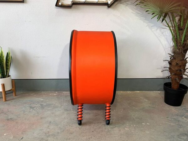 Standregal 'Zoe' aus Ölfass in Orange seitlich bei Tonnen Tumult