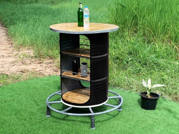 Schwarzer Stehtisch Bruno von Tonnen Tumult, ein eleganter Blickfang im Garten