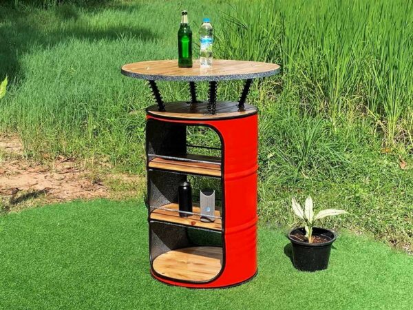 Roter Stehtisch Eddy von Tonnen Tumult, perfekt ins Wohnzimmer integriert
