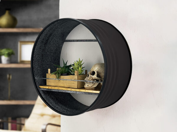 Fass Haengeregal Tim in Schwarz mit Deko auf weißer Wand in Wohnraum