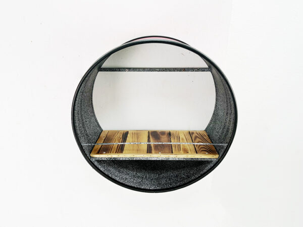 Detailansicht des runden Oelfass Wandregals Tim mit grau gesprenkeltem Innerem und Holz Ablageflaeche