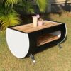 Unser Tisch Nino, ein Oelfass Moebelstueck, ist die perfekte Ergaenzung für deinen Garten. Entdecke die Magie unseres Upcycling und Retro-Stils.