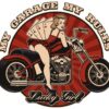 Retro Grafik mit Frau auf Motorrad und "My Garage My Rules - Lucky Girl" - Tonnen Tumult Vintage Stil