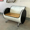 Entspanne auf dem stylischen Tonnenmöbel Sofa 'Evi' in Weiß/Schwarz von Tonnen Tumult – perfekt für Retro- und Upcycling-Fans!