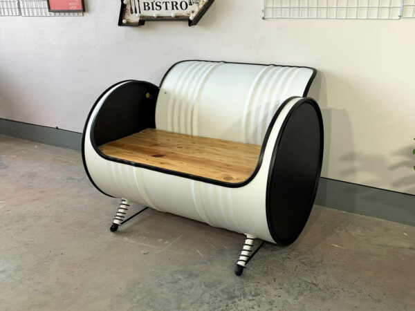 Entspanne auf dem stylischen Tonnenmöbel Sofa 'Evi' in Weiß/Schwarz von Tonnen Tumult – perfekt für Retro- und Upcycling-Fans!