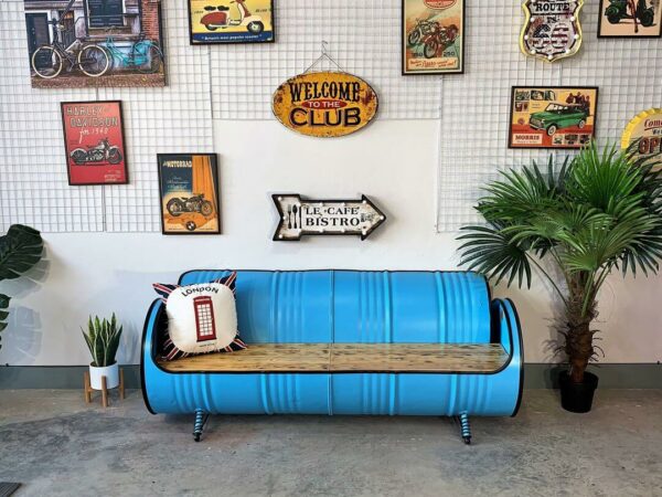 Hellblaues Tonnen Sofa 'Joy' mit Kissen im Wohnzimmer