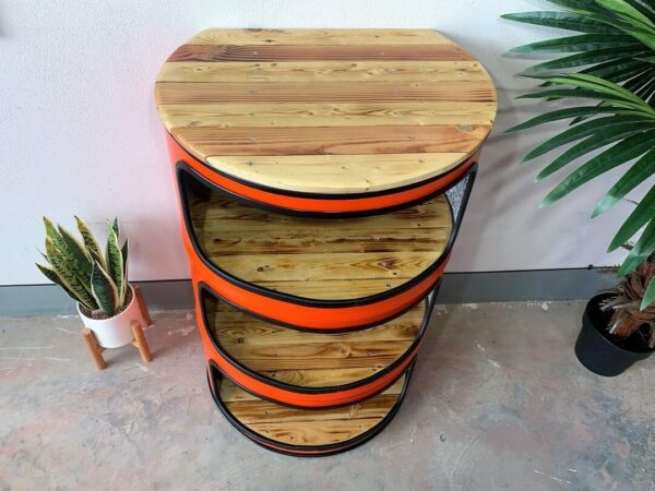 Wandregaltonne 'Mio' Orange von oben an der Wand