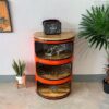Dekoriertes Wandregaltonne 'Mio' orange vor Wand